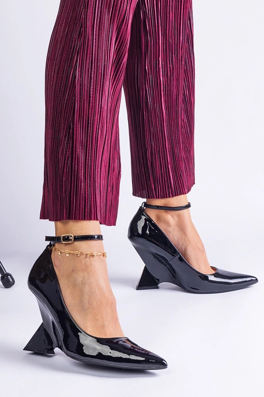 Czarne czółenka lakierowane na...