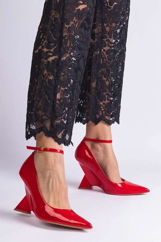 Czerwone czółenka lakierowane na...