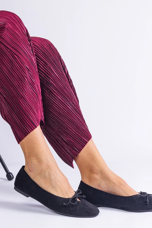 Czarne balerinki z ozdobną kokardką...