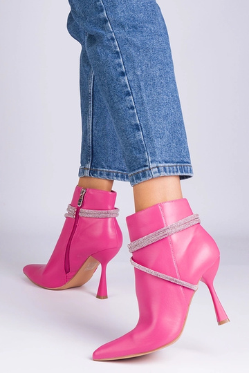 Różowe botki na szpilce...