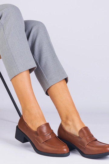 Brązowe półbuty damskie z...