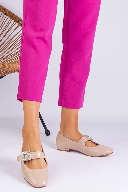 Beżowe balerinki lakierowane zdobione...