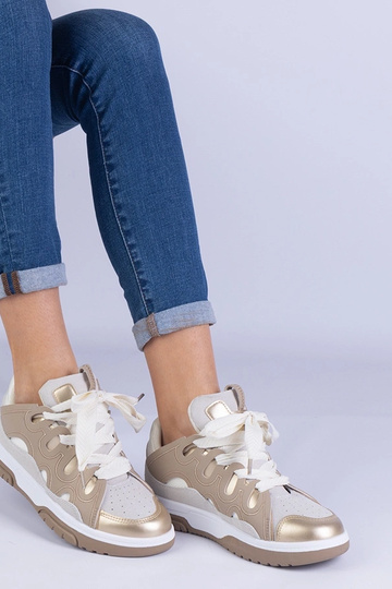 Beżowe sneakersy damskie z dekoracyjnym sznurowaniem Grejs