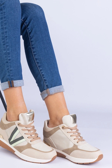 Beżowe sneakersy damskie na ukrytym koturnie Ninella