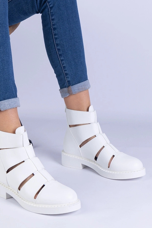 Białe botki z ekoskóry z wycięciami... Białe botki z ekoskóry z wycięciami...