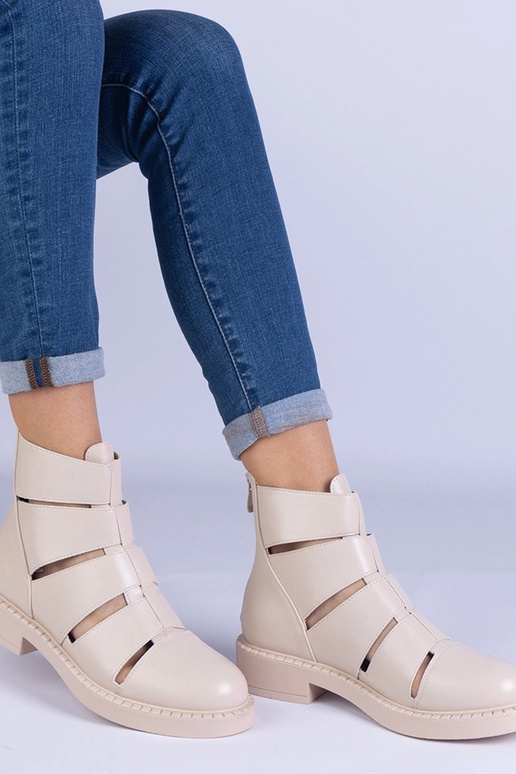 Beżowe botki z ekoskóry z wycięciami... Beżowe botki z ekoskóry z wycięciami...