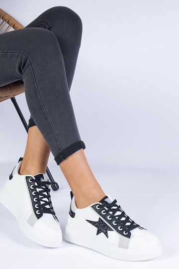 Białe sneakersy zdobione brokatową gwiazdą Moransa