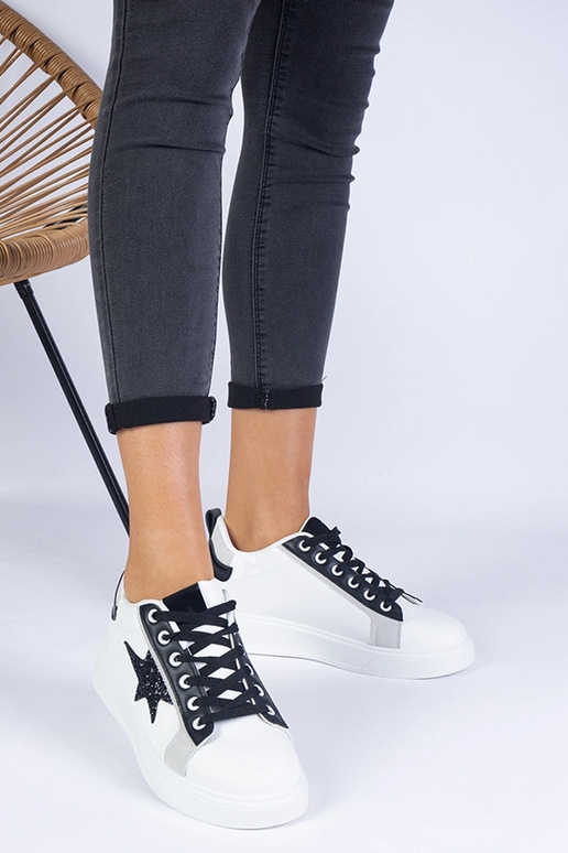 Białe sneakersy zdobione brokatową...