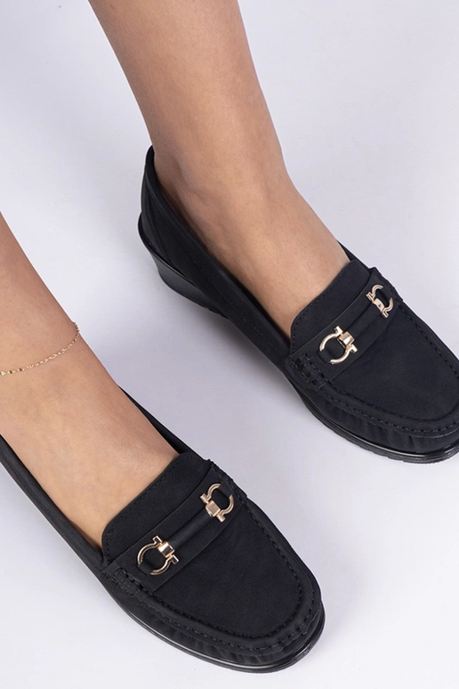 Czarne mokasyny damskie na koturnie...