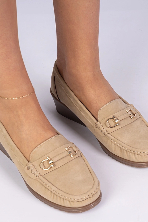 Brązowe mokasyny damskie na koturnie...