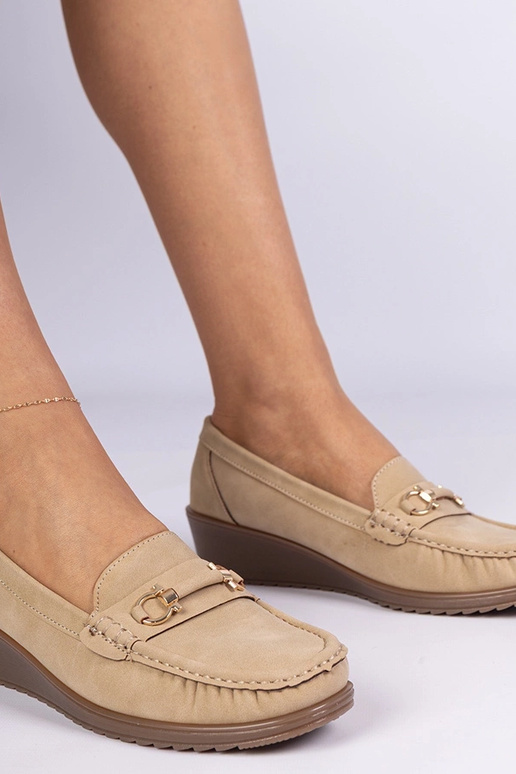 Brązowe mokasyny damskie na koturnie...