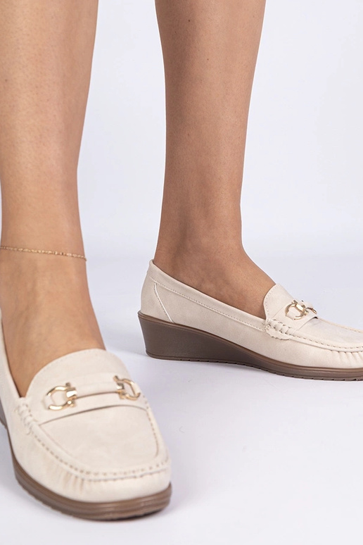Kremowe mokasyny damskie na koturnie...