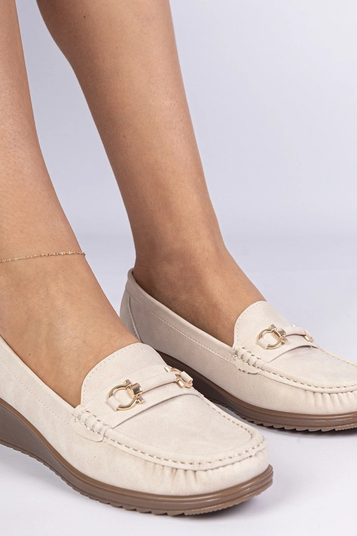 Kremowe mokasyny damskie na koturnie...