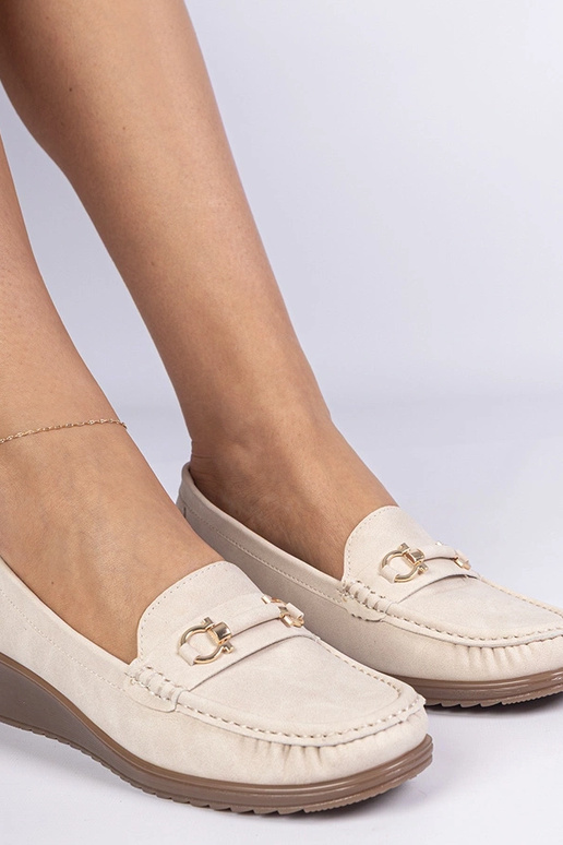 Kremowe mokasyny damskie na koturnie...