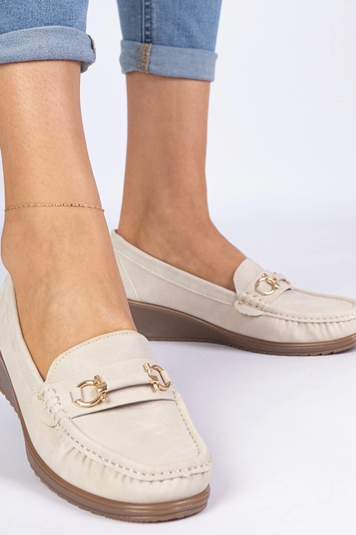 Beżowe mokasyny damskie na koturnie...