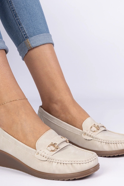 Beżowe mokasyny damskie na koturnie...