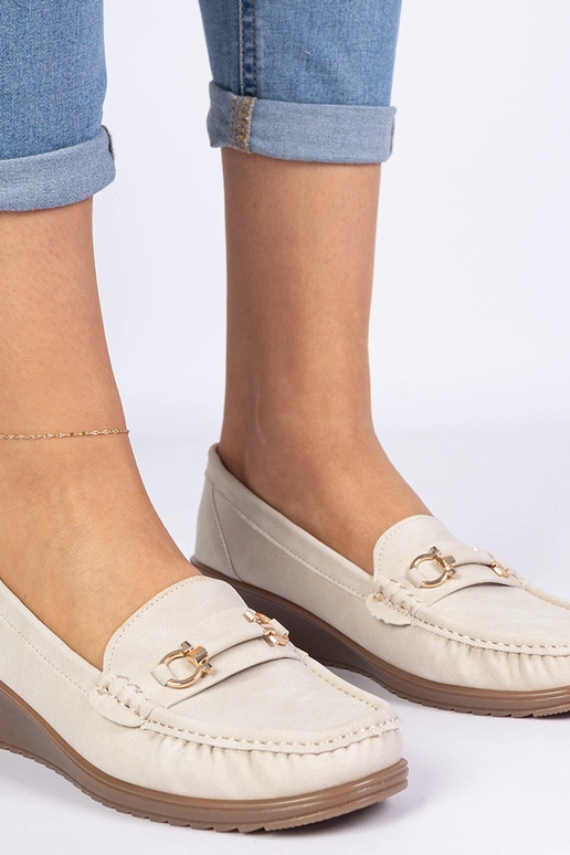 Beżowe mokasyny damskie na koturnie...