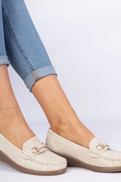 Beżowe mokasyny damskie na koturnie...