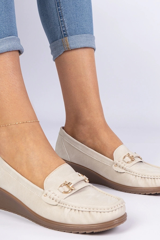 Beżowe mokasyny damskie na koturnie...