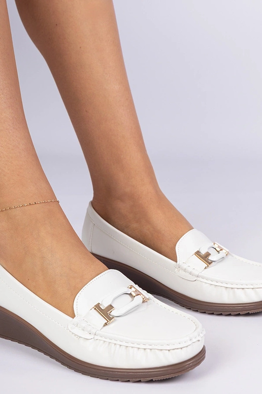 Białe mokasyny damskie na koturnie z... Białe mokasyny damskie na koturnie z...
