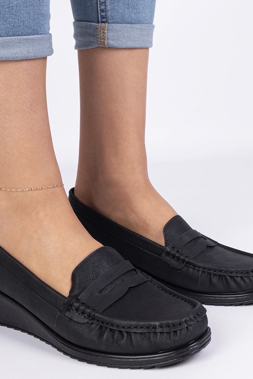 Czarne mokasyny damskie na koturnie...