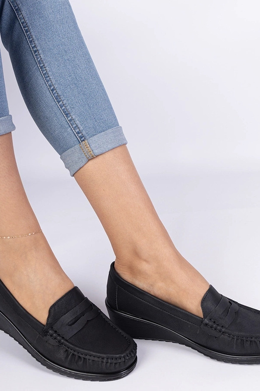 Czarne mokasyny damskie na koturnie...