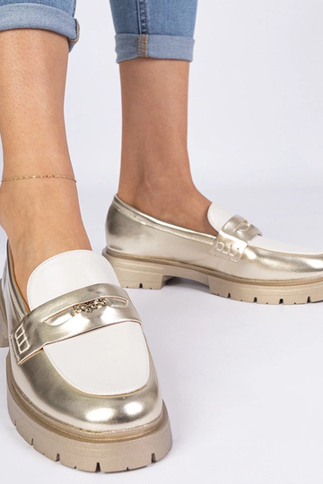 Złote mokasyny damskie z...