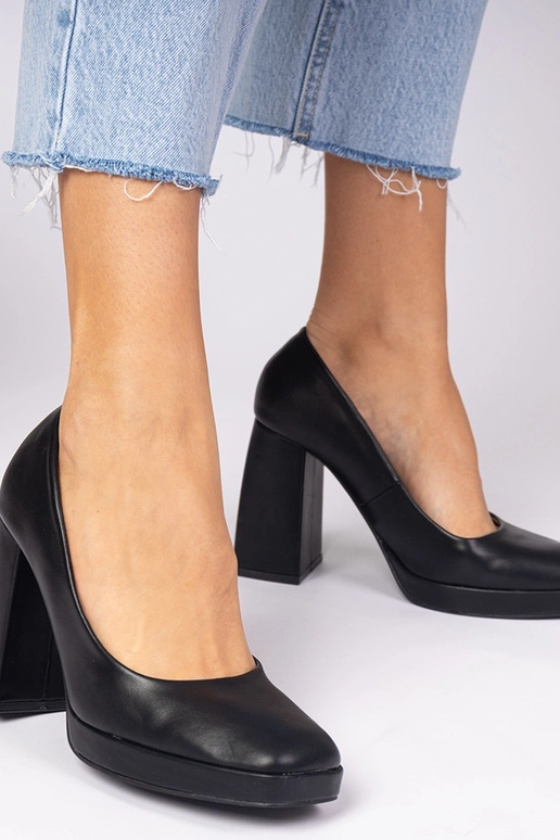 Czarne czółenka na masywnym słupku z... Czarne czółenka na masywnym słupku z...