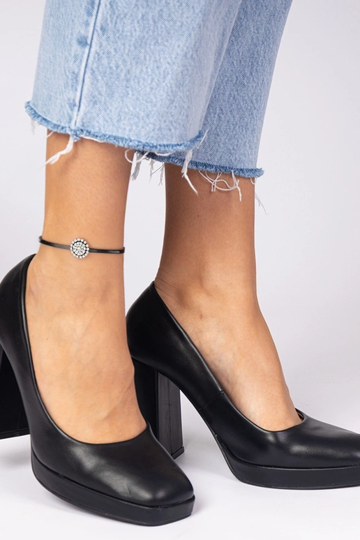 Czarne czółenka na masywnym słupku z... Czarne czółenka na masywnym słupku z...