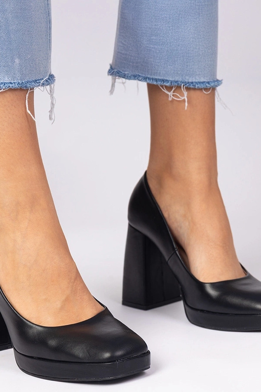 Czarne czółenka na masywnym słupku z... Czarne czółenka na masywnym słupku z...