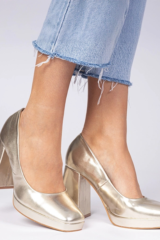 Złote czółenka na masywnym słupku z... Złote czółenka na masywnym słupku z...