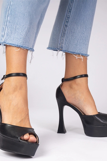 Czarne sandały na wysokim... 2