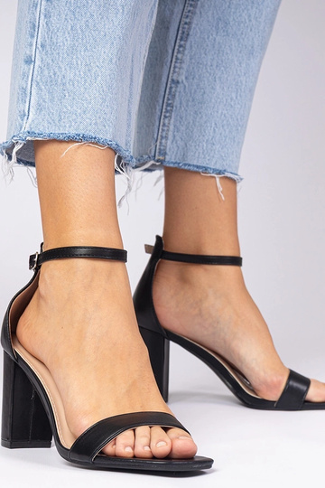 Czarne sandały na wysokim... 2
