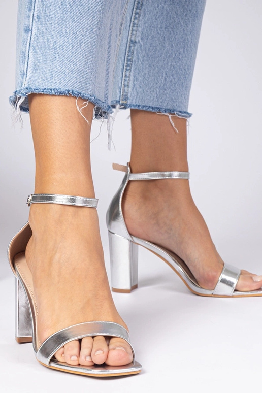 Srebrne sandały na wysokim słupku Kasedi