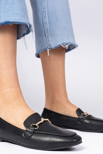 Czarne mokasyny z ozdobą i...