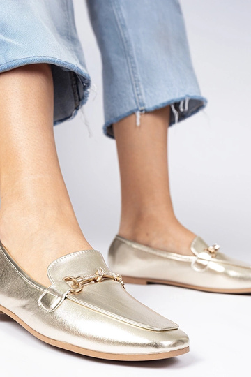Złote mokasyny z ozdobą i...