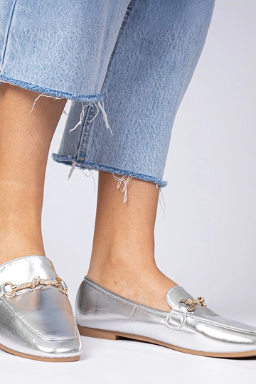 Srebrne mokasyny z ozdobą i...