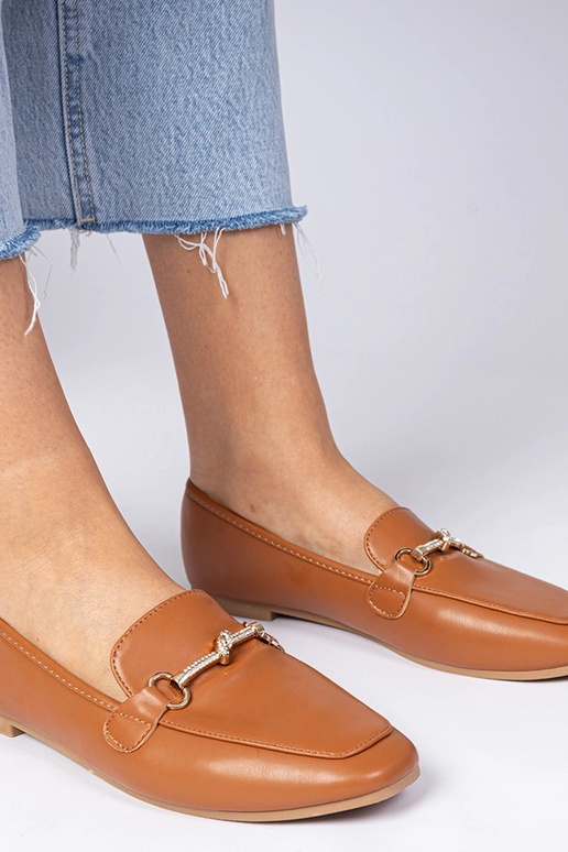 Brązowe mokasyny z ozdobą i...