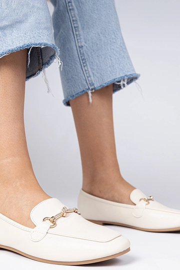 Beżowe mokasyny z ozdobą z...