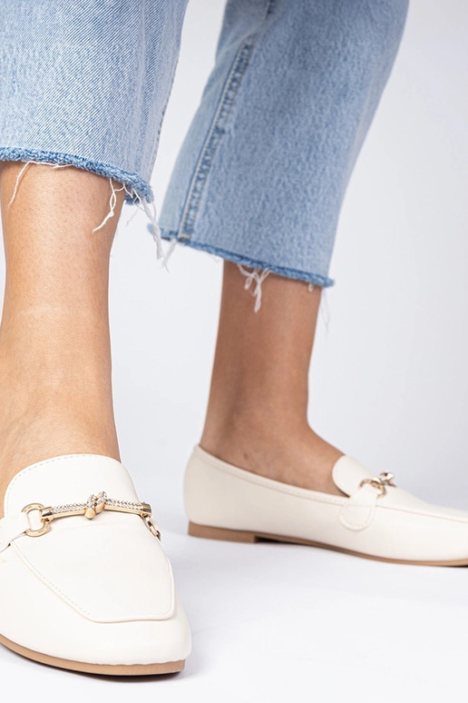 Beżowe mokasyny z ozdobą z cyrkoniami...