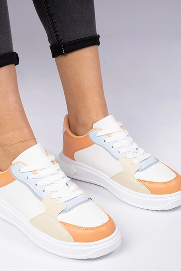 Biało-pomarańczowe sportowe sneakersy z ekoskóry Lavilia