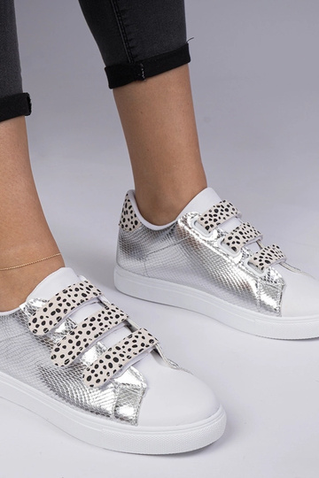 Srebrne sneakersy o...