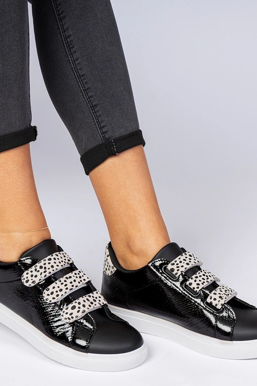 Czarne sneakersy o zwierzęcym...