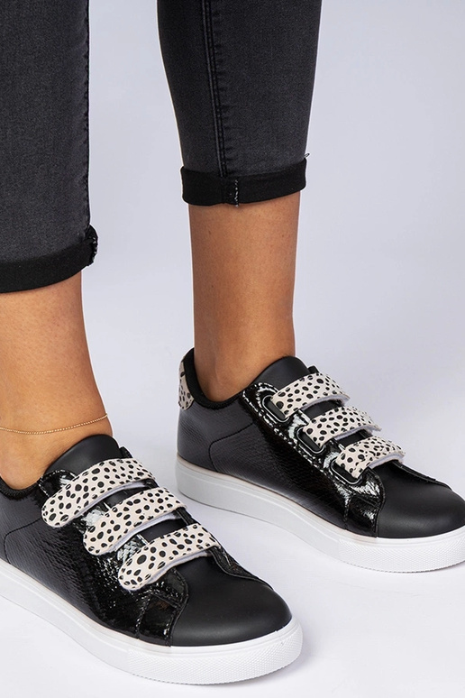 Czarne sneakersy o zwierzęcym...