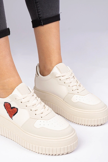 Beżowe sneakersy damskie z brokatowym serduszkiem Laira