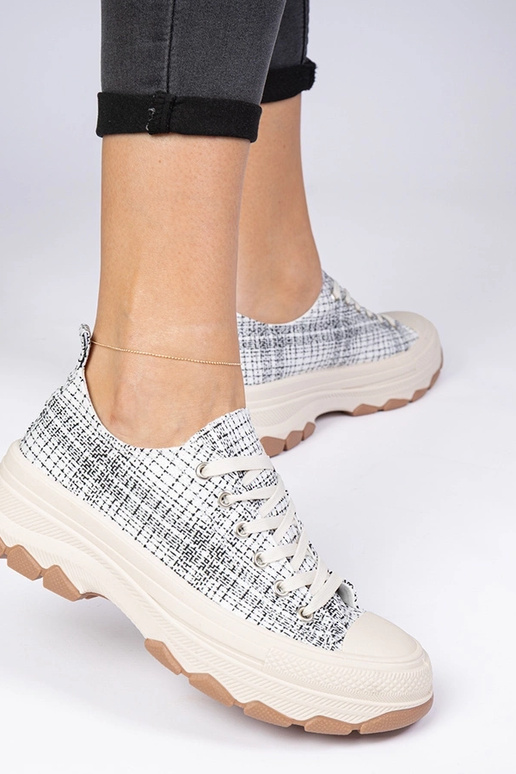 Biało-czarne trampki na grubej...