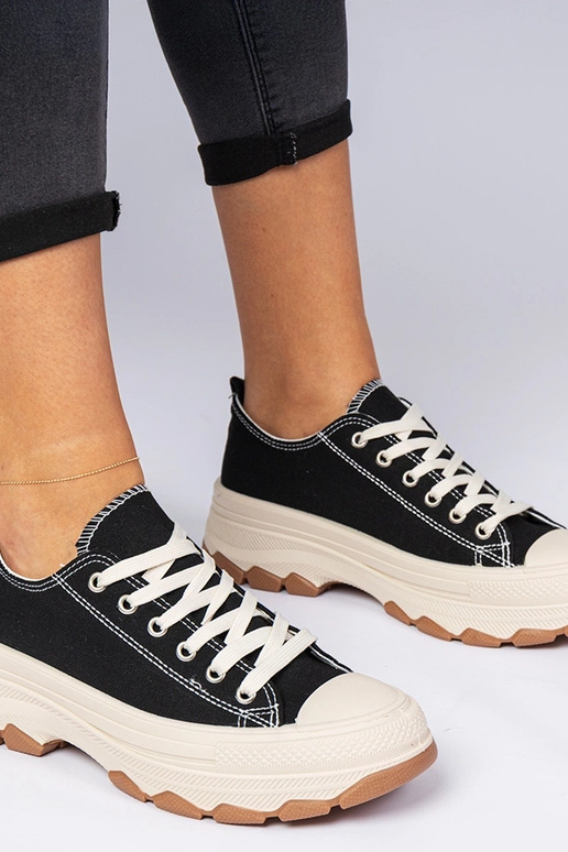 Czarne trampki na grubej podeszwie...