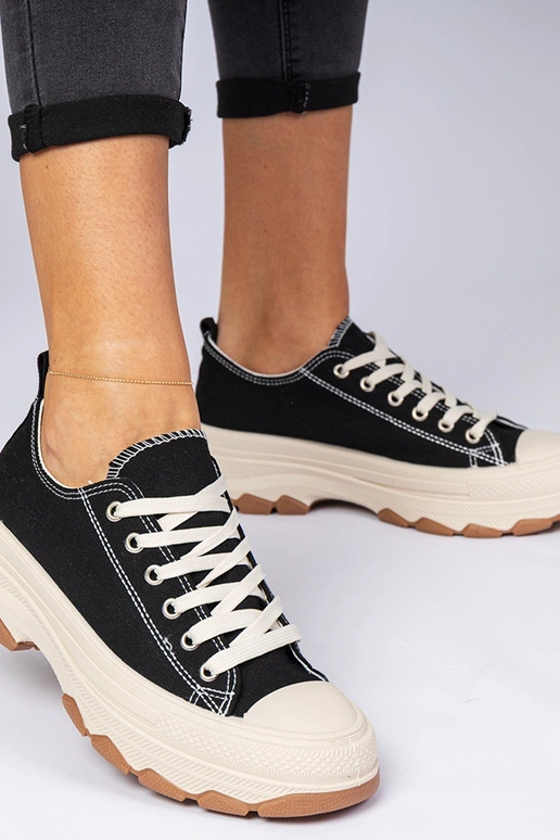 Czarne trampki na grubej podeszwie...