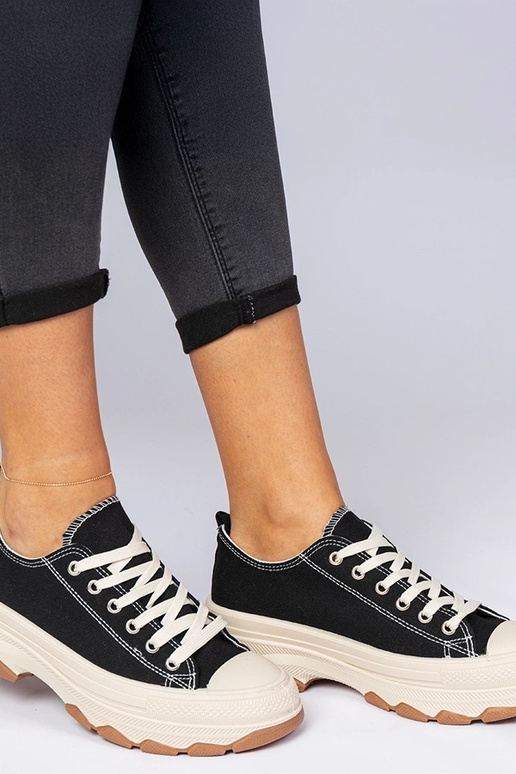 Czarne trampki na grubej podeszwie...