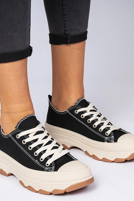 Czarne trampki na grubej podeszwie...